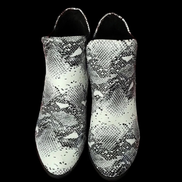 NWT Forever Faux Snake Skin Booties - Picture 1 of 6
